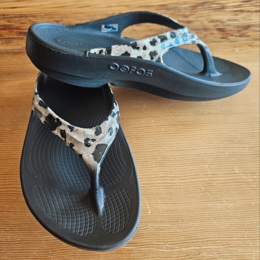 OOFOS Womens 6 Sandals Thongs